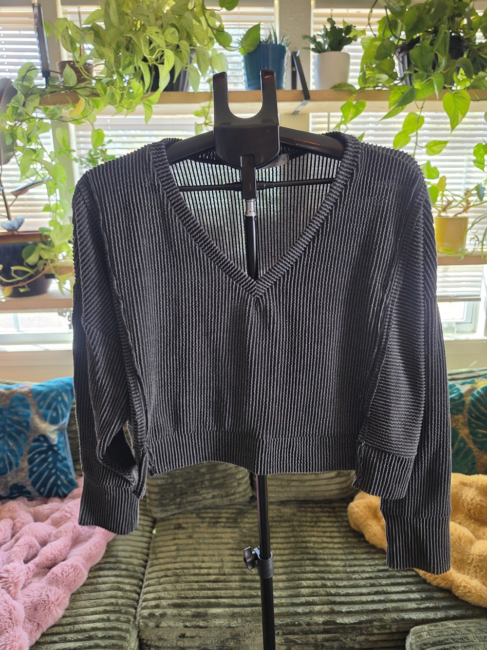 🖤 ALTAR’D STATE BLACK RIBBED CROPPED V-NECK SWEATER • SIZE M